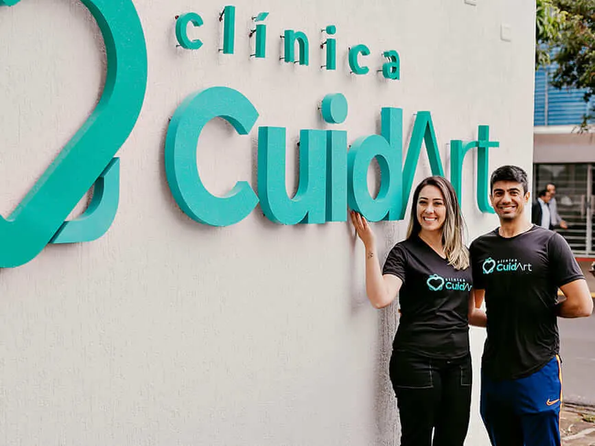 Fachada da Clínica CuidArt em Arapongas com profissionais da equipe